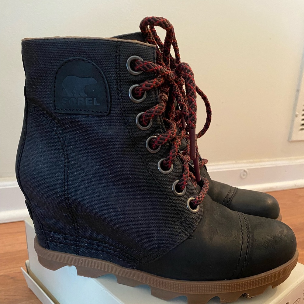 Sorel Women's Black and Brown Lace-Up Boots